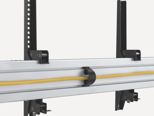 Equip Montaggio a soffitto a tre schermi da 45” a 50”